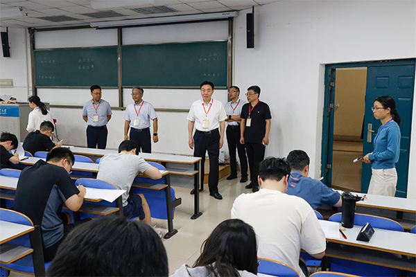 校领导深入考场巡视期末考试工作